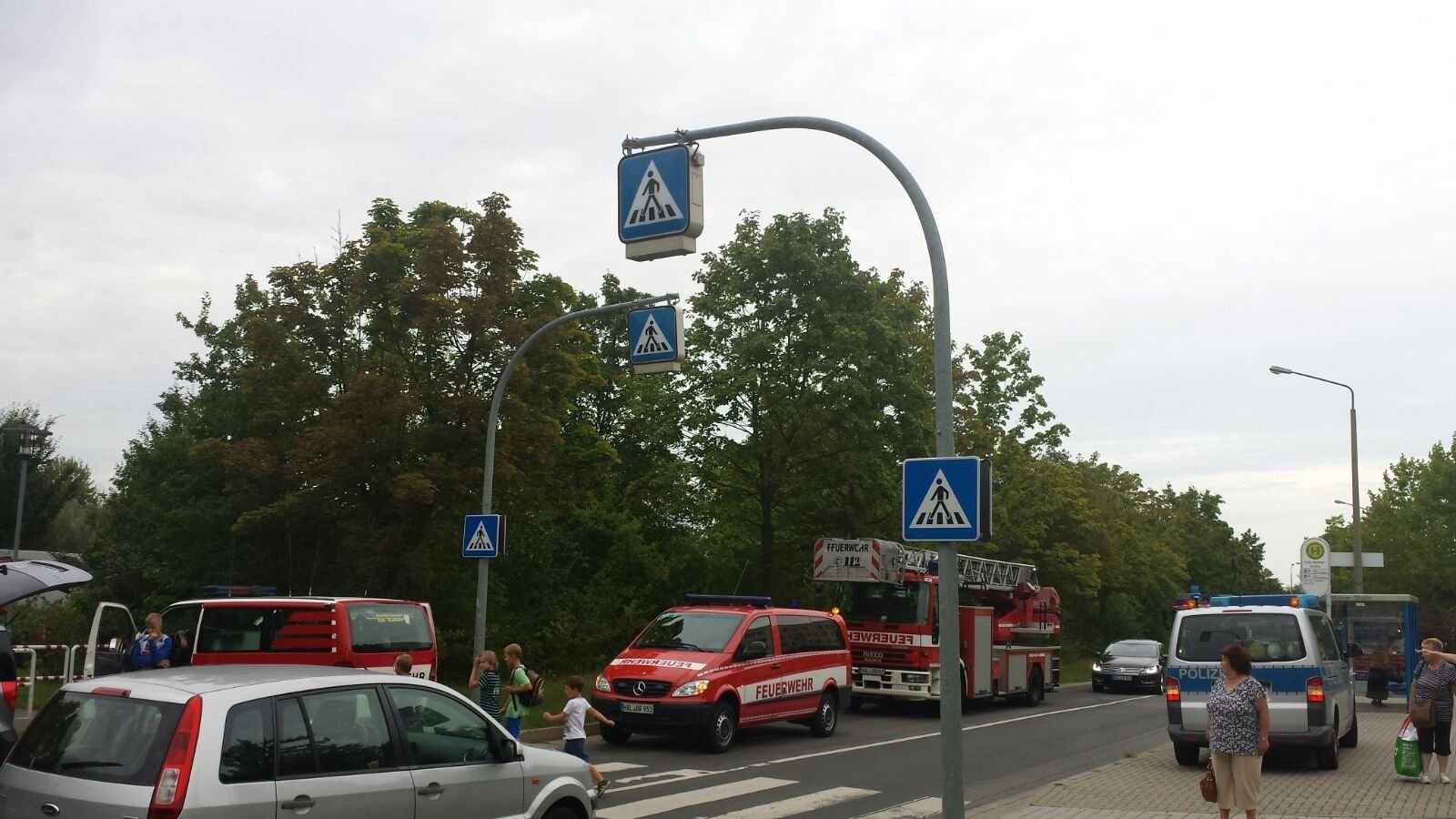 Fahrzeuge von Polizei und Feuerwehr in Halle-Neustadt.