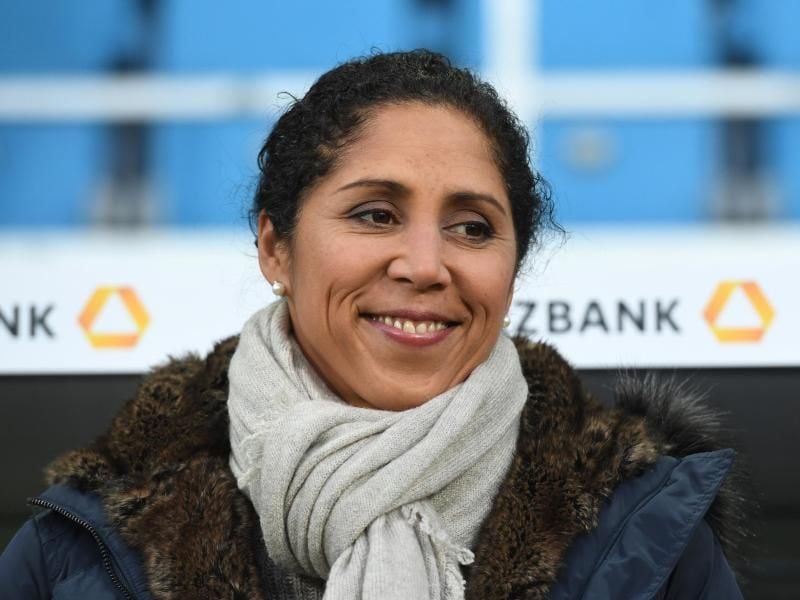 Bundestrainerin der Fußballfrauen Steffi Jones an der Seitenlinie. Foto: Hendrik Schmidt/Archiv