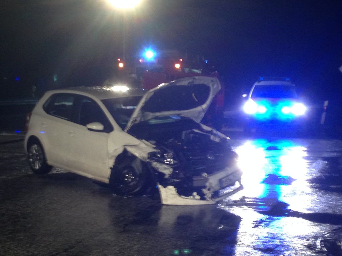 Bei einem Unfall auf der B86 bei Leimbach wurden am Montagabend offenbar mehrere Personen verletzt.