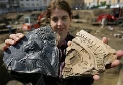 Andrea Pieper, Grabungsleiterin vom Landesamt für Denkmalpflege und Archäologie in Sachsen-Anhalt, hält in Magdeburg eine Ofenkachel (l.) und eine Form für eine Ofenkachel in ihren Händen. (Foto: dpa)