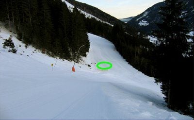 Ein von der Alpinpolizei Liezen (Österreich) am 02.01.09 herausgegebenes Foto zeigt die mit einem grünen Kreis markierte Stelle auf der Riesneralm, an der am 01.01.09 Thüringens Ministerpräsident Dieter Althaus (CDU) beim Skifahren verunglückte. (FOTO: DDP)