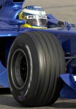 Sauber-Pilot Nick Heidfeld aus Mönchengladbach trainiert am 22.01.2002 mit dem neuen Formel 1-Rennwagen auf dem Montmelo-Kurs bei Barcelona (Archivbild). dpa (zu dpa-Themenpaket "'Quick Nick' bleibt auf dem Boden: Sieg nur bei Chaosrennen möglich" vom 13.02.2002)