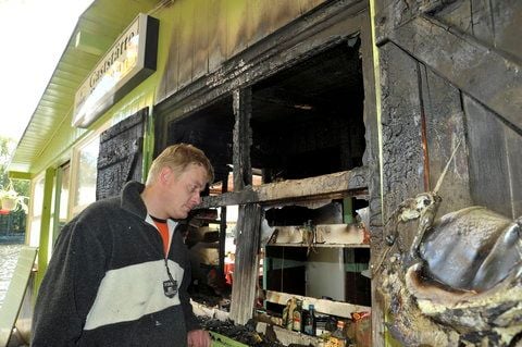 Sven Rehberg schaut in den verbrannten Verkaufsraum der Gaststätte in Bernburg. (FOTO: PÜLICHER)