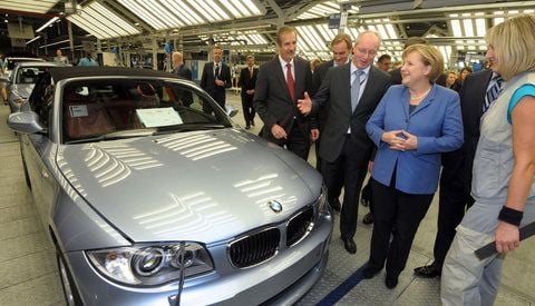 Bundeskanzlerin Angela Merkel (CDU, 2.v.r.) besichtigt mit dem BMW-Werksleiter Manfred Erlacher (3.v.r.) am Freitag das BMW-Werk Leipzig. (FOTO: DPA)