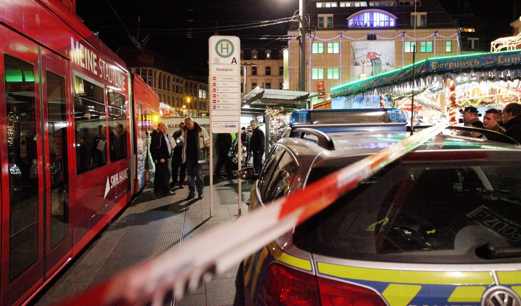 Bei einem Unfall mit der Straßenbahn auf dem Markt in Halle ist am Donnerstag (19.12.13) ein Mann gestorben.