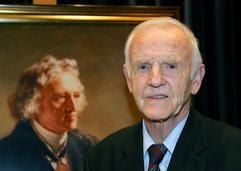 Der Schriftsteller Günter de Bruyn steht am 21. Oktober in der Stadthalle in Kassel, wo er den Jacob-Grimm-Preis Deutsche Sprache erhalten hatte. (Foto: dpa)