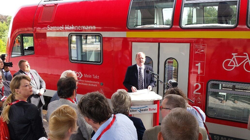 Verkehrsminister Thomas Webel bei der Zugtaufe in Köthen