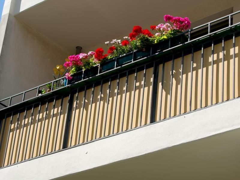 Mieter dürfen einen Sichtschutz an ihrem Balkon anbringen, um sich vor neugierigen Blicken zu schützen. Foto: Andrea Warnecke/dpa-tmn