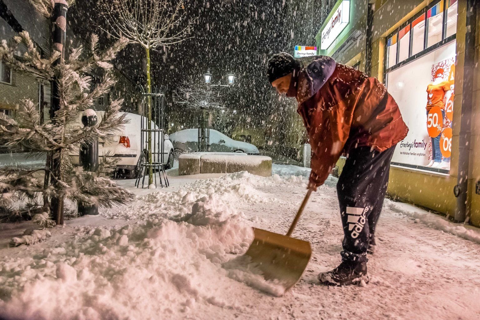 In Gräfenhainichen wird bereits kräftig Schnee geschippt.