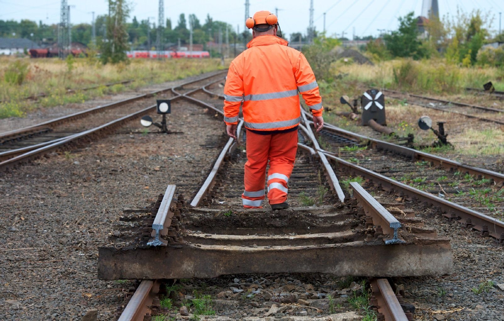 In der Nacht von Freitag zu Samstag behindern nächtliche Bauarbeiten den Bahnverkehr zwischen Halle und Gröbers und Bitterfeld und Delitzsch.