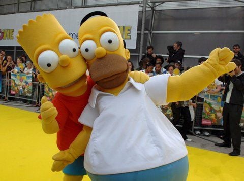 Als Homer und Bart Simpson verkleidete Schauspieler kommen in London zur Premiere des Films «Die Simpsons». (ARCHIVFOTO: DPA)