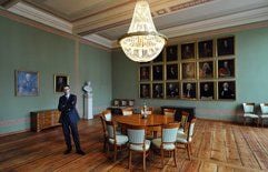 Im restaurierten Historischen Sessionssaal der Martin-Luther-Universität Halle (Saale) steht der Kanzler Martin Hecht. Der Saal im Hauptgebäude der Universität wird nach langer Restaurationstätigkeit am gleichen Tag der Öffentlichkeit vorgestellt. Der Raum mit zahlreichen Gelehrtenporträts diente früher als Sitzungssaal und zählt nun zum i-Tüpfelchen neben der erst kürzlich fertiggestellten Aula des Hauptgebäudes. (Foto: dpa)