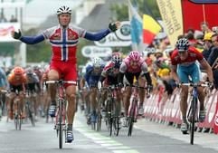 Der Norweger Thor Hushovd sichert sich den Tagessieg der 8. Etappe der 91. Tour de France. Erik Zabel wurde Dritter undverpasste das Grüne Trikot, das wieder Robbie McEwen (Australien)trägt, nur knapp. (Foto: dpa)