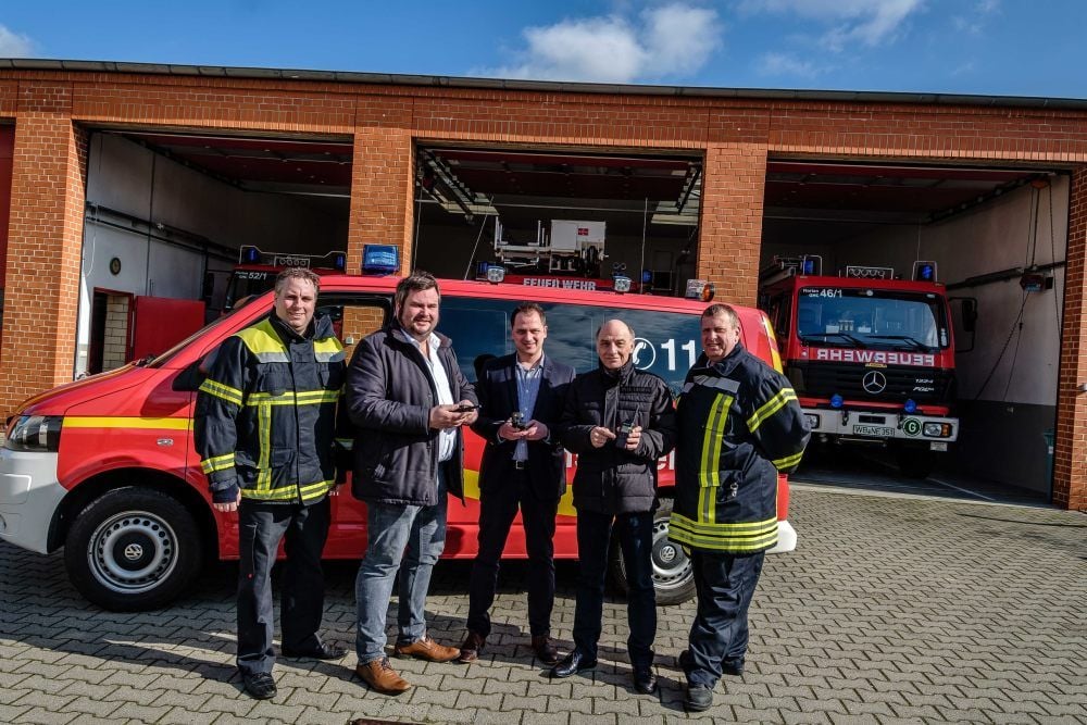 Symbolisch wurden die neuen Motorola-Funkgeräte im Gräfehaus in Gräfenhainichen übergeben.