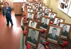 Fotos der vor fünf Jahren in dem russischen Atom-U-Boot «Kursk» verunglückten Marinesoldaten erinnern im Hafen von Widjajewo an das Unglück. Vor fünf Jahren starben - nicht zuletzt aufgrund des miserablen Zustands der Marine und ihrer U-Boote - 118 Seeleute an Bord der «Kursk». (Foto: dpa)