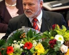 Ministerpräsident Harald Ringstorff (SPD) sitzt am Dienstag (07.11.2006) im Landtag von Mecklenburg-Vorpommern nach seiner Wiederwahl hinter Blumensträußen auf seiner Abgeordnetenbank. (Foto: dpa)