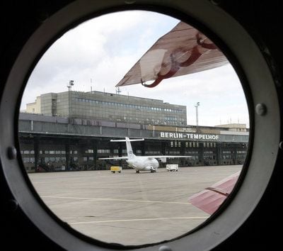 Der Flughafen Berlin-Tempelhof, gesehen aus einem Doppeldecker vom Typ Antonow AN-2. (Foto: dpa)