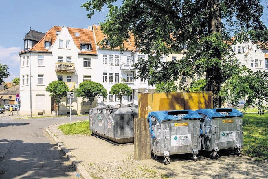 Zwei zusätzliche Papiercontainer sind auf dem Stellplatz an der Brücke Julius-Wolff-Straße platziert worden.