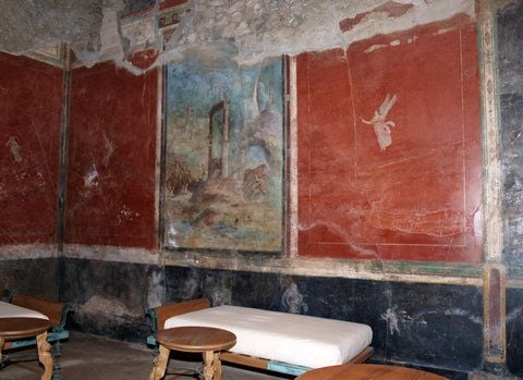 Das Speisezimmer, in dem heute Liegen mit runden Tischchen stehen, war vor fast 2000 Jahren vollgestellt mit Bronzegegenständen. (FOTO: DPA)