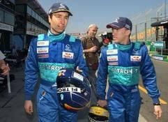 Heinz-Harald Frentzen (l.) und Nick Heidfeld gehen in den Rennkombis von Sauber durch die Boxengasse. (Archivfoto: dpa)