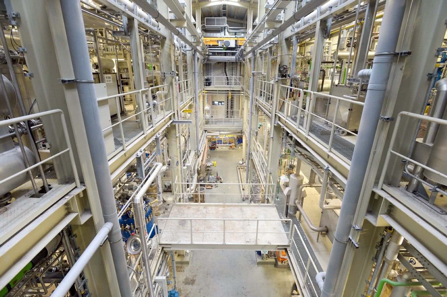 Blick in einen Anlagenbereich des Fraunhofer-Pilotanlagenzentrums für Polymersynthese und -verarbeitung PAZ in Schkopau