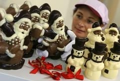Die Mitarbeiterin Diana Hofmann von der Confiserie Felicitas GmbH im brandenburgischen Hornow (Spree-Neiße) südlich von Cottbus bereitet am Dienstag (17.10.2006) Schokoladenweihnachtsmänner für den Verkauf vor. (Foto: dpa)