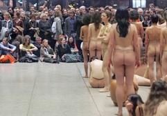 Fast unbekleidet stehen oder sitzen die Teilnehmerinnen an der Performance der italo-amerikanischen Aktionskünstlerin Vanessa Beecroft am Freitag (8. April 2005) von Besuchern beobachtet in der Neuen Nationalgalerie in Berlin nebeneinander. (Foto: dpa)