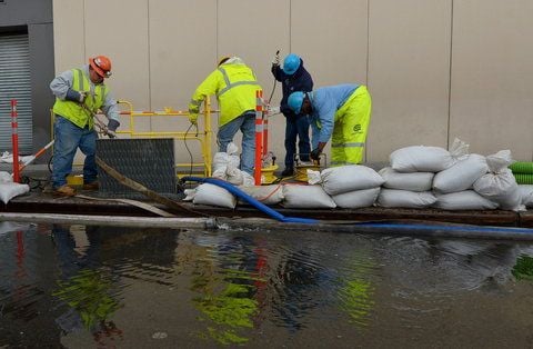 Die Menschen versuchen nach dem Sturm zurück zur Normalität zu finden. Arbeiter versuchen in Manhatten die Elektrizitätsanlagen vom Wasser zu befreien. (FOTO: DPA)