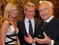 Bayerns scheidender Ministerpräsident Edmund Stoiber (CSU, r.) unterhält sich in der Residenz in München aus Anlass des Empfangs und Festakts der bayerischen Gebirgsschützen und Trachtenverbände mit dem Fussballprofi des FC Bayern Muenchen, Bastian Schweinsteiger, und dessen Freundin Sarah Brandner. (Foto: ddp)