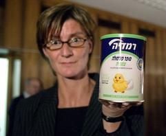 Die Produktentwicklerin Ute Kramer von der Humana GmbH hält am Montag (10.11.2003) eine Dose der Säuglingsnahrung Remedia Super Soya bei der Pressekonferenz des Unternehmens in Herford. (Foto: dpa)