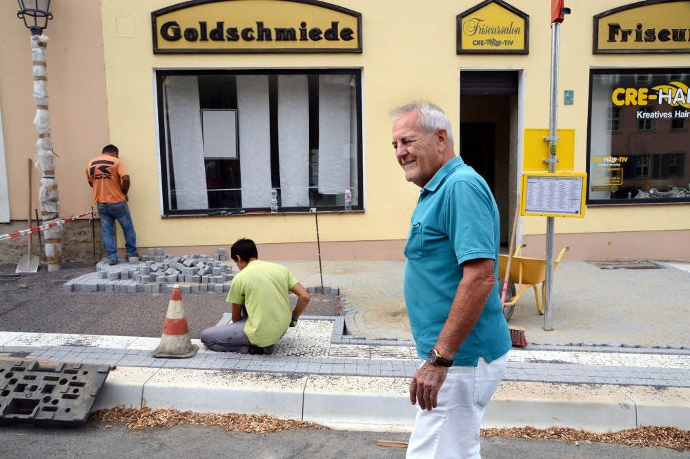 Auf die nicht gepflasterte Fläche hier an der Zeitzer Braustraße kommt Ende des Jahres das Buswartehäuschen. Direkt vors Schaufenster. Und genau das ärgert Vermieter Rolf Pauly.