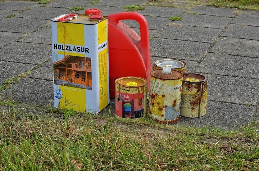 In der Damaschkestraße hat ein Besitzer seine Behälter am Straßenrand abgestellt. Das ist verboten, es kann eine Ordnungswidrigkeit oder Straftat sein.