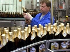 Der Brauer Ingo Jeeger prüft in der Garley Spezialitäten Brauerei in Gardelegen (Sachsen-Anhalt) das zuvor abgefüllte Pilsner. (Foto: dpa)