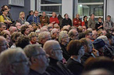 Oberbürgermeister Peter Kuras sprach zu Beginn der Info-Veranstaltung zum Bauhaus-Museum - vor historischen Fotos.