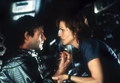 Das Szenenfoto aus dem neuen Kinofilm "The Core - Der innere Kern" zeigt die Pilotin Rebecca 'Beck' Childs (Hilary Swank, r), die mit dem Geophysiker Dr. Josh Keyes (Aaron Eckhart) spricht. (Foto: dpa)