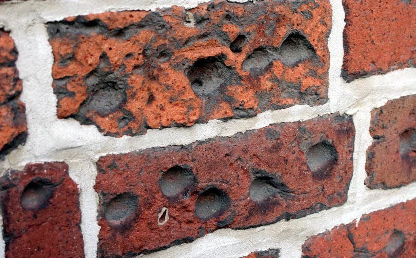 Diese kreisrunden Vertiefungen außen an der Kirchenwand geben Rätsel auf. Wurde hier einst Material ausgeschabt, um sich damit zu heilen oder vor Krankheiten und bösen Einflüssen zu schützen?