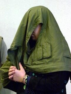 Der Angeklagte Steve P. steht am 30. Juli 2003 im Landgericht Dessau mit einer Jacke über dem Kopf. Ein halbes Jahr nach dem Sexualmord an der kleinen Malin aus Zerbst beginnt der Prozess gegen den mutmaßlichen 20-jährigen Mörder. Er soll das sechsjährige Mädchen am 22. Januar in seiner Wohnung in Zerbst erwürgt und missbraucht haben.(Foto: dpa)