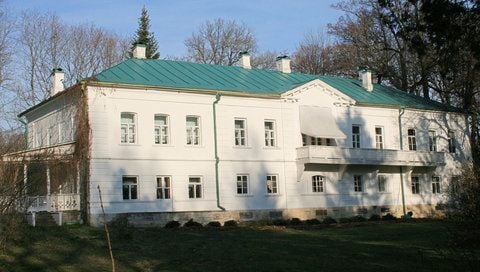 Das Wohn- und Geburtshaus von Leo Tolstoi auf dem Landgut Jasnaja Poljana, Tolstois früherem Wohnort, der rund rund 200 Kilometer südlich von Moskau liegt. Hier entstanden die meisten seiner literarischen Meisterwerke. Seit 1928 ist das Gebäude ein vielbesuchtes Museum. (ARCHIVFOTO: DPA)