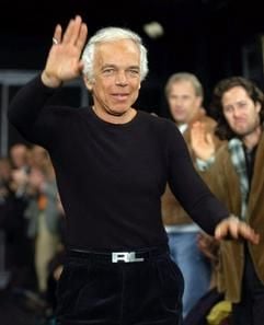 Modedesigner Ralph Lauren winkt nach der Präsentation seiner Kollektion für Herbst/Winter 2005 bei den Pret-a-porter-Modeschauen am 13.01.2003 in Mailand (Archivbild). Für den US-Designer Ralph Lauren gibt es keinen patriotischeren Stoff als die Jeans. Er macht daraus nicht nur Hosen, sondern auch Bettüberwürfe, Kissen und Möbelstoffe. Ralph Lauren verkauft keine Mode sondern Lifestyle. Seit Jahrzehnten sind Integrität, Beständigkeit und Klassik die Inbegriffe seiner Entwürfe. Der König des Tweed und schottischen Tartandesigns wird am Donnerstag (14. Oktober) 65 Jahre alt. (Foto: dpa)