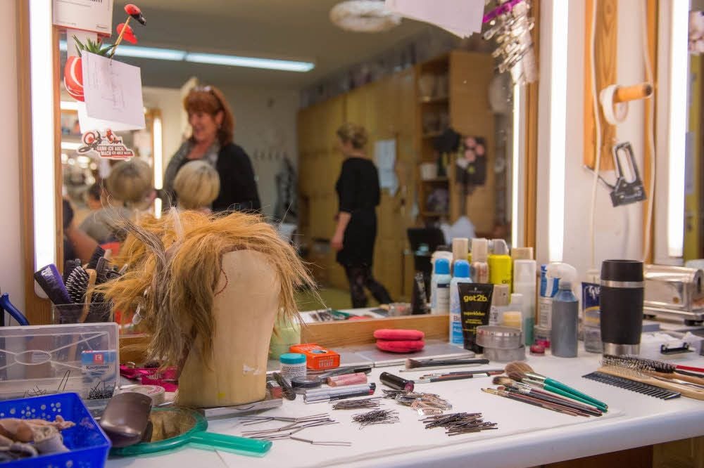 Viele verschiedene Utensilien braucht man an jedem Platz in der Maskenbildnerei.