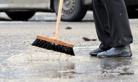 Kann den Bürgern die Straßenreinigung zugemutet werden? (FOTO: ARCHIV/DPA)