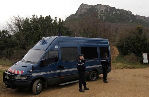 Die Gendarmerie hat rund um das französische Dorf Bugarach eine Sperrzone errichtet. Esoteriker glauben, dass an dem gleichnamigen Berg am 21. Dezember 2012 Außerirdische landen. (FOTO: DPA)
