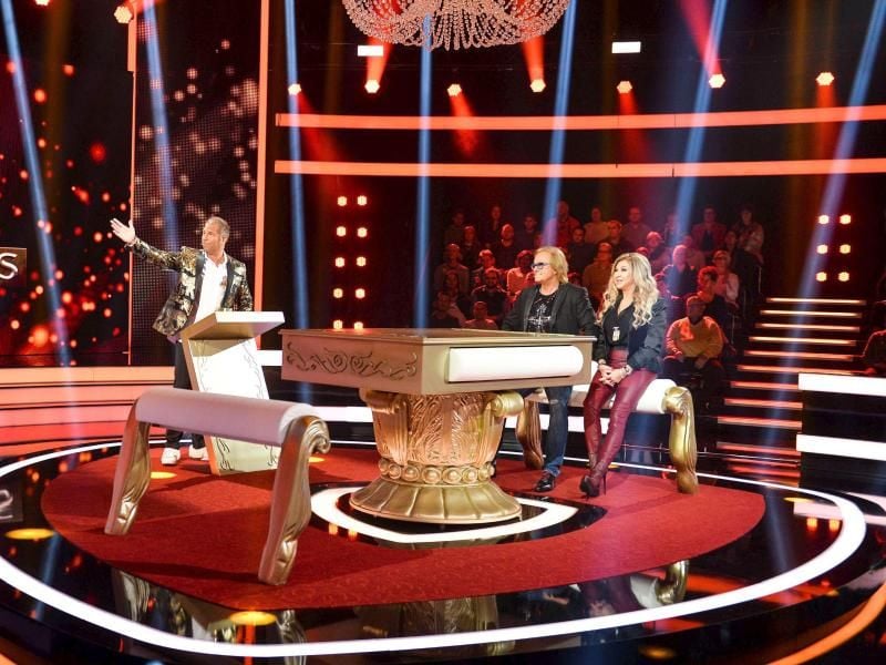 Sie sind in Spiellaune: Moderator Kai Ebel (l), Robert und Carmen Geiss. Foto: Willi Weber/RTL2
