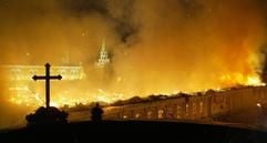 In unmittelbarer Nähe zum Kreml ist in Moskau dashistorische Ausstellungsgebäude Manege bei einem Großfeuer bis aufdie Grundmauern niedergebrannt. (Foto: dpa)