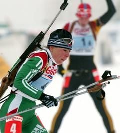 Die Russin Olena Zubrilova Belarus macht sich beim Biathlon-Weltcup in Holmenkollen in Oslo auf den Weg. Im Hintergrund German Kati Wilhelm. (Foto: dpa)