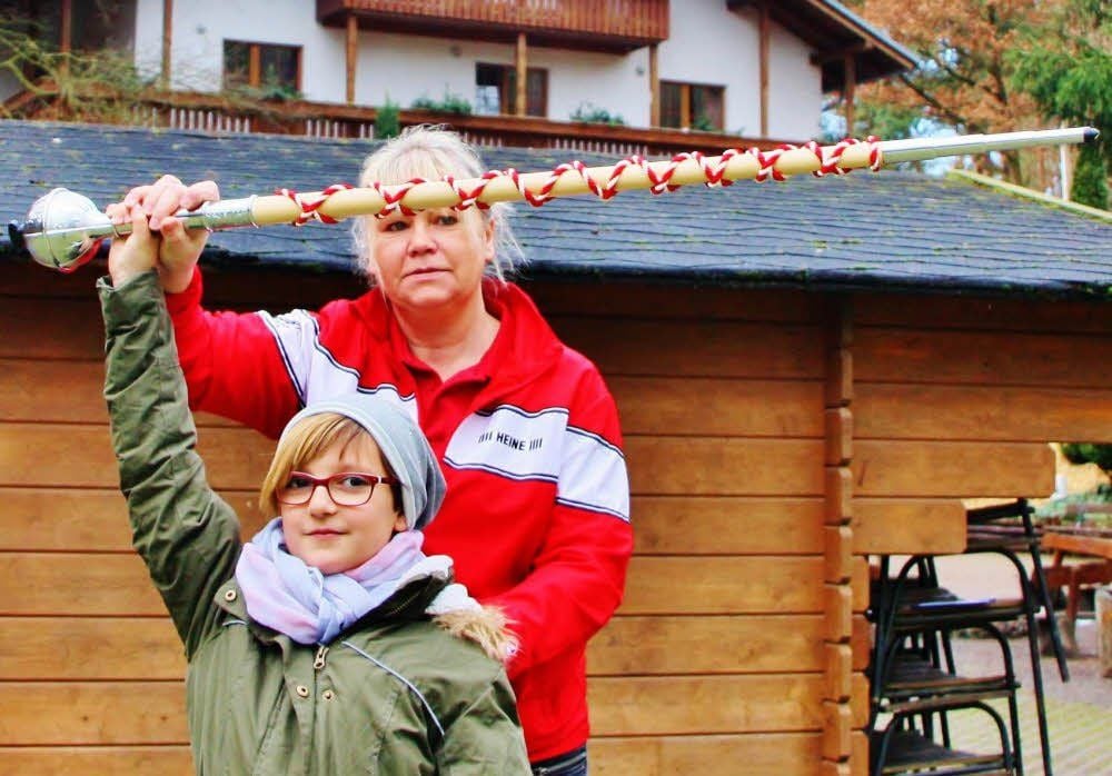 Sylvia Lehmann übt mit der elfjährigen Leni Peter die grundlegenden Stabzeichen.