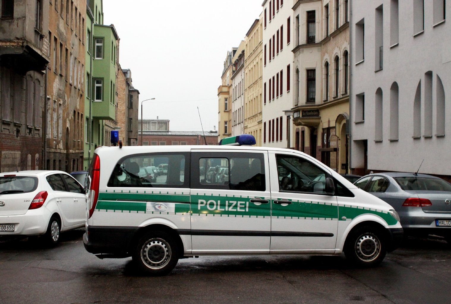 In der halleschen Krukenbergstraße 13 ist am Freitagmittag ein Haus eingestürzt. Die Straße wurde vorsorglich von der Polizei gesperrt.
