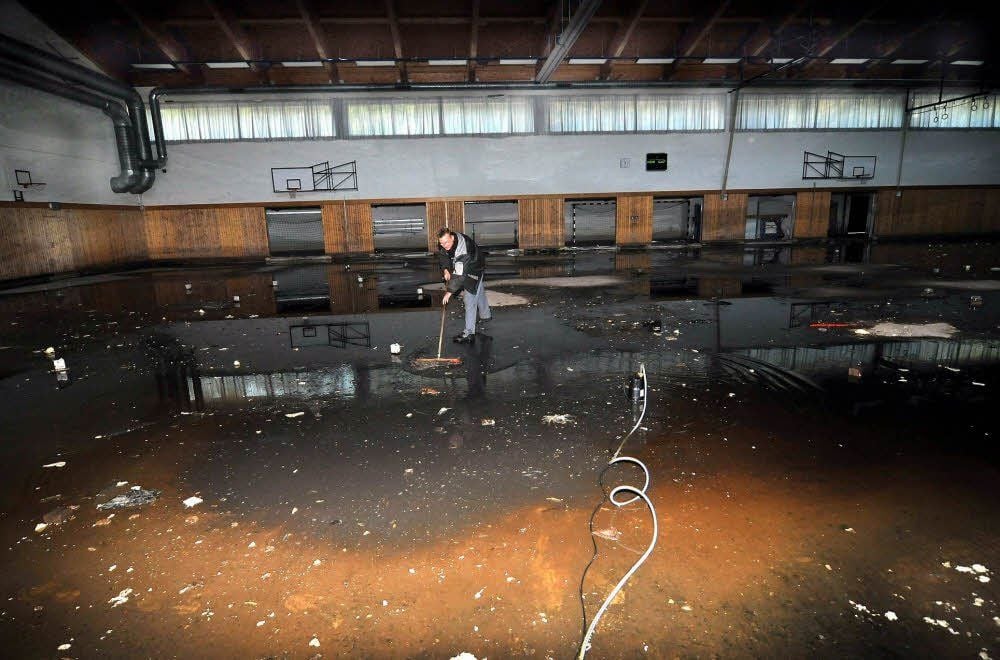Einen verheerenden Anblick bietet die Turnhalle der Berufsschule. Nachdem der Fußboden raus ist, steht noch immer das Wasser.