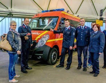 Die Feuerwehrleute freuen sich über ihr neues Einsatzfahrzeug.