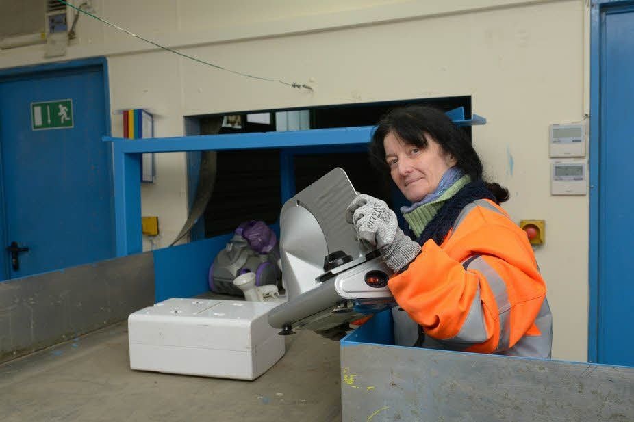 Alle möglichen elektrischen Haushaltsgeräte werden hier von Dagmar Koch per Hand sortiert.